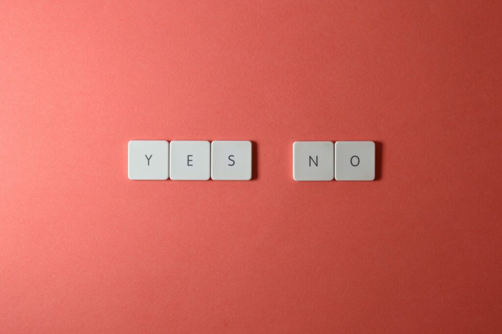 Words YES and NO on a crimson wallpaper representing yes/no questions in Serbian.