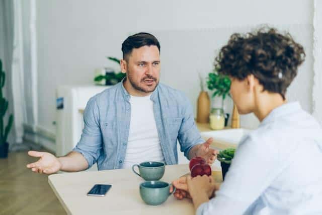 A man talking to a woman, saying “Stvarno ne nerviraš” — one of the things Serbian people say when they are annoyed.